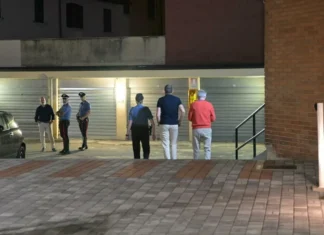 Si lancia dal balcone, ma colpisce un’83enne: lei muore, lui ferito