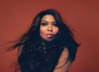 Lizzo infuriata per i commenti grassofobici sui social: «Il tuo corpo non andrà mai bene per loro» Lizzo ha una teoria sulle origini del campionamento dei brani: "Un'arte nera che ha generato l'hip hop"