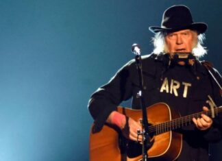 Neil Young è stato denunciato dal brand di gioielli Chrome Hearts Neil Young