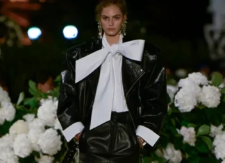 Anthony Vaccarello festeggia il suo show numero 30 con uno YSL ultra iconico alla Paris Fashion Week