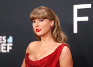 Taylor Swift porterà su Disney+ il documentario in sei episodi “Eras Tour” e il film concerto “Final Show” Taylor Swift, The Life Of A Showgirl è già da record su Spotify
