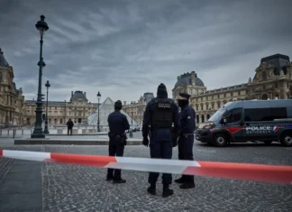 Un furto clamoroso e da film al Louvre, rubati i gioielli di Napoleone da un valore inestimabile