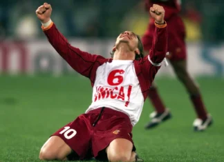 Totti rinnega la maglia “Sei Unica”, dopo oltre vent’anni cambia versione: «Non era per Ilary Blasi»
