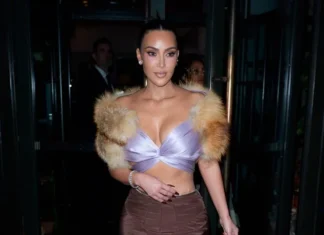 Kim Kardashian e il corsetto che sembra uscito da un delirio Regency