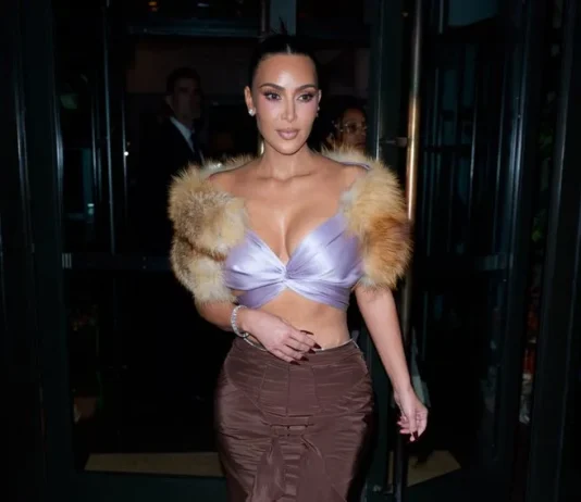 Kim Kardashian e il corsetto che sembra uscito da un delirio Regency