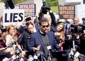 Chi è George Santos, l’uomo che ha ingannato l’America: ascesa, condanna e perdono di Donald Trump
