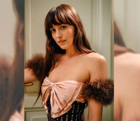 Dakota Johnson è la nuova Global Ambassador di Valentino (e sì, è di nuovo nel mondo di Alessandro Michele)