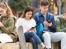 Il governo della Danimarca proporrà una legge per vietare l’uso dei social network agli under 15
