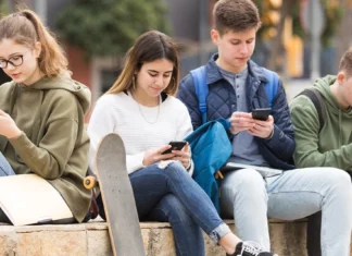 La Francia intende vietare i social network fino ai quindici anni