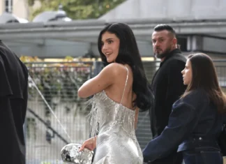 Kylie Jenner trasforma Parigi in una discoteca anni ’70 con un abito a catena d’argento