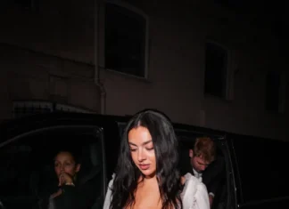 Charli XCX continua la sua era da sposa fantasma con un minidress gotico trasparente