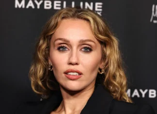 Miley Cyrus torna bionda e i social urlano: Hannah Montana-core is back
