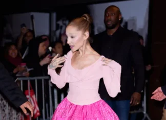 Ariana Grande in modalità Glinda-core con un Vivienne Westwood inaspettato