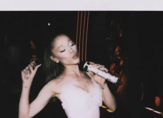 Ariana Grande è ufficialmente in modalità Glinda-core — e il suo nuovo abito è un trip ottico in rosa pastello