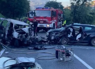 Quattro braccianti sono morti in un incidente stradale: erano in dieci, stipati in un veicolo omologato per sette