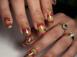 Le striped sweater nails sono la manicure più cozy (e virale) dell’autunno