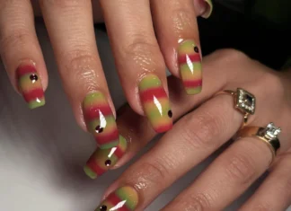 Le striped sweater nails sono la manicure più cozy (e virale) dell’autunno