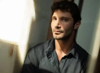 Stefano De Martino parla per la prima volta dei video intimi rubati con la fidanzata Caroline Tronelli