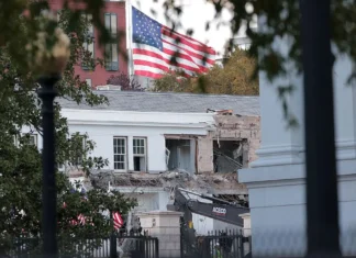 Al via i lavori per la sala da ricevimenti voluta da Trump: demolita un’ala della Casa Bianca