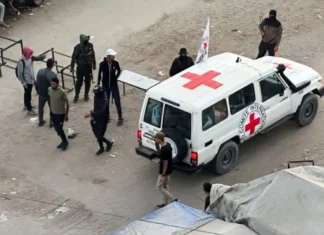 Israele limita gli aiuti a Gaza, in attesa del ritorno delle salme degli ostaggi deceduti