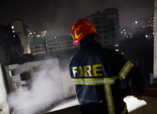 Incendio di una fabbrica tessile a Dacca, in Bangladesh: ci sono almeno sedici morti