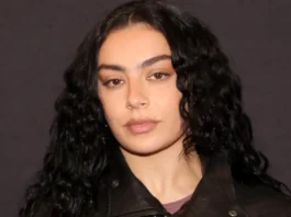 Charli XCX appare in studio al lavoro sul nuovo album: “Suona fresco e diverso” Charli Xcx al lavoro sul nuovo album