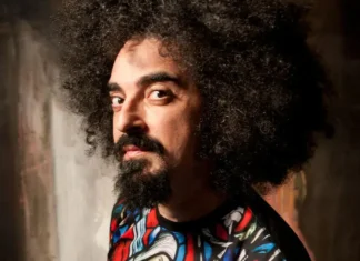 Caparezza nel giorno del suo compleanno ritorna con il nuovo singolo “Io sono il viaggio” Caparezza presenta il nuovo singolo
