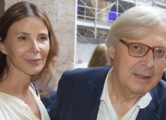 La compagna di Vittorio Sgarbi, Sabrina Colle, al veleno contro la figlia Evelina: “Io sfruttatrice? Dedico tutta la mia esistenza a lui”