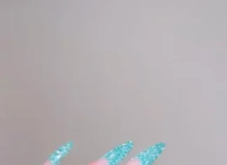 Kylie Jenner rilancia la manicure più iconica dei 2010s — e sì, sembra uscita da Tumblr