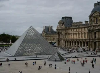 Rapina al Louvre: nel bottino gioielli di Napoleone e dei sovrani francesi Rapina al Louvre