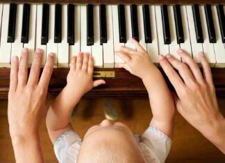 Il produttore irlandese Graham Smith ha realizzato un album di musica per bambini con strumenti giocattolo Il produttore irlandese Graham Smith ha realizzato un album di musica per bambini con strumenti giocattolo