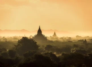 Almeno 24 morti in Myanmar, un parapendio sgancia bombe durante un festival buddista