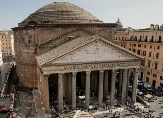 Turista giapponese precipita da muro perimetrale del Pantheon e muore