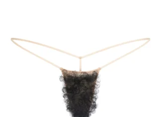 Arriva il nuovo slip di Skims by Kim Kardashian con i “faux hair” (e il web non sa se ridere o applaudire)