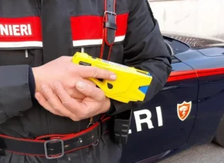 Napoli, muore a 35 anni per il taser dei Carabinieri