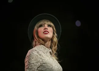 La storia dietro il rossetto rosso iconico di Taylor Swift (e i segreti dietro le sue shade preferite)