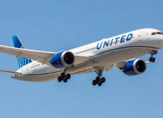 Volo intercontinentale della United Airlines costretto a tornare indietro: un passeggero aveva perso il computer