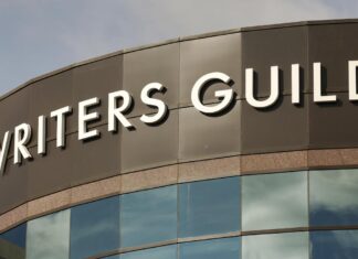 La WGA tuona: “la fusione della Warner Bros. sarebbe un disastro per gli sceneggiatori”