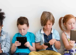 Un nuovo DDL vuole controllare i social e vietarli agli under 14