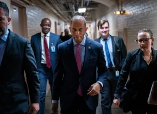 Hakeem Jeffries (leader della minoranza alla Camera degli Stati Uniti) è accusato di aver preso soldi da Epstein durante la campagna elettorale