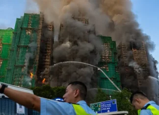 Maxi incendio in un complesso residenziale a Hong Kong: almeno 12 morti