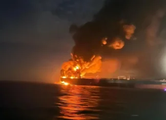 Due navi della “flotta ombra russa” in fiamme nel Mar Nero