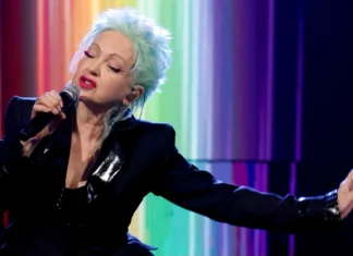 L’esibizione di Cyndi Lauper per il suo ingresso nella Rock & Roll Hall of Fame 2025 è un inno alla libertà femminile