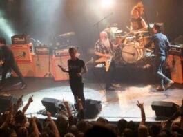 Dieci anni dopo l’attentato al Bataclan di Parigi, gli Eagles of Death Metal ricordano quella orribile sera