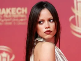 Jenna Ortega nella sua goth girl era, ma con un tocco Dolce & Gabbana
