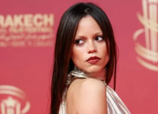 Jenna Ortega nella sua goth girl era, ma con un tocco Dolce & Gabbana