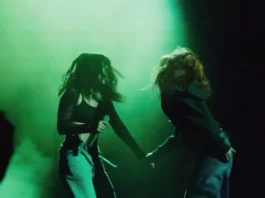 Lorde e Sadie Sink ballano sulle note di “Green Light” durante il live della cantante all’O2 Arena di Londra