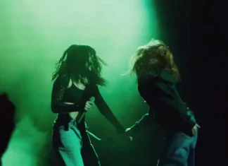 Lorde e Sadie Sink ballano sulle note di “Green Light” durante il live della cantante all’O2 Arena di Londra