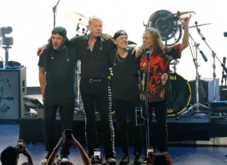 Arrestati due fan dei Metallica: erano saliti su una torre durante un concerto della band