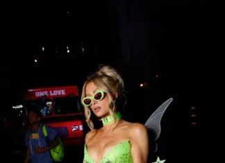 Il costume di Halloween di Paris Hilton è pura nostalgia Disney
